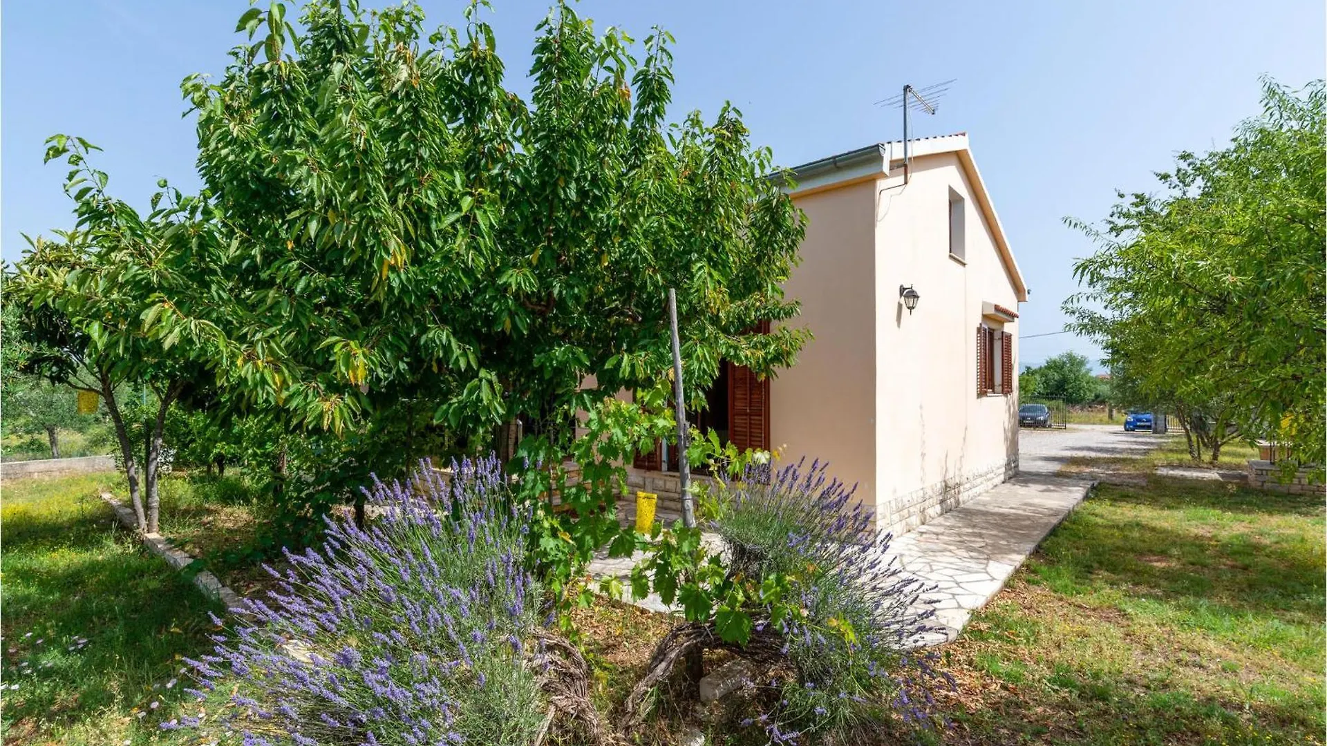 2 Bedroom Amazing Home In Pridraga